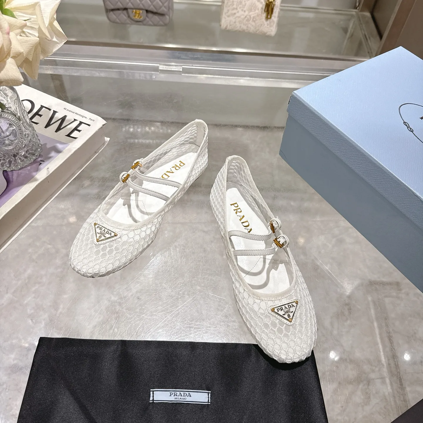 👟👟Ex-factory price 440👟👟 🔥🔥✨Prada/Prada 2024ss spring and summer new products are now available🌟 Mary Jane flat ballet shoes Soft and comfortable, recommended by major bloggers in Little Red Book, proper college style ➕Commuting 1-1 development Round-head golden triangle button Fabric: patent leather, sheepskin, silk fabric Sheepskin lining code number: 35 to 40 (41 is custom-made and cannot be returned or exchanged)